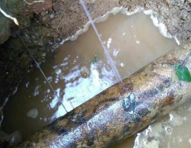 呼图壁楼顶渗水维修公司分享下地暖漏水的原因及检测方法。